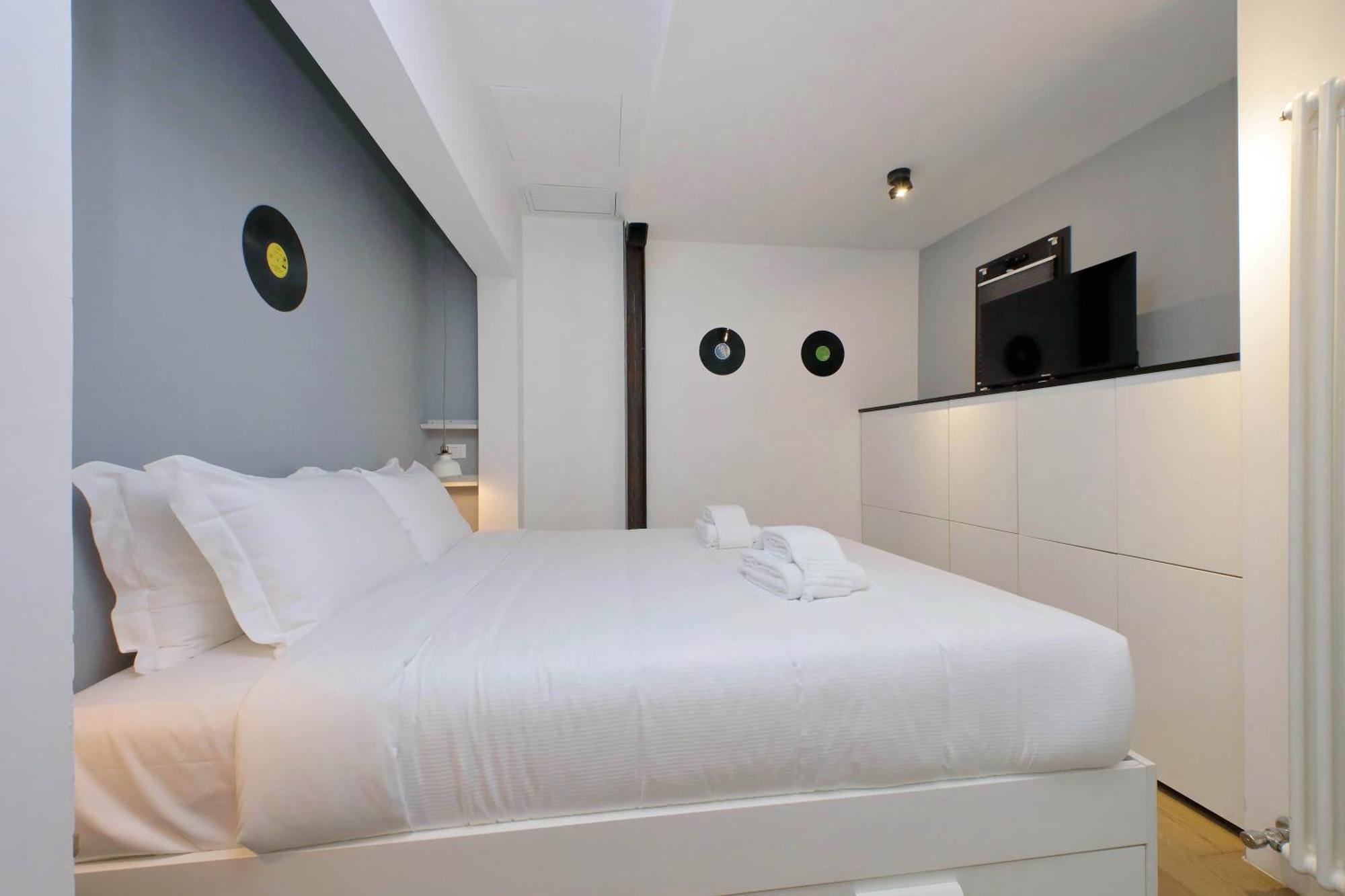 Apartment Homely Loft Beltrami 500 Mt From Piramide