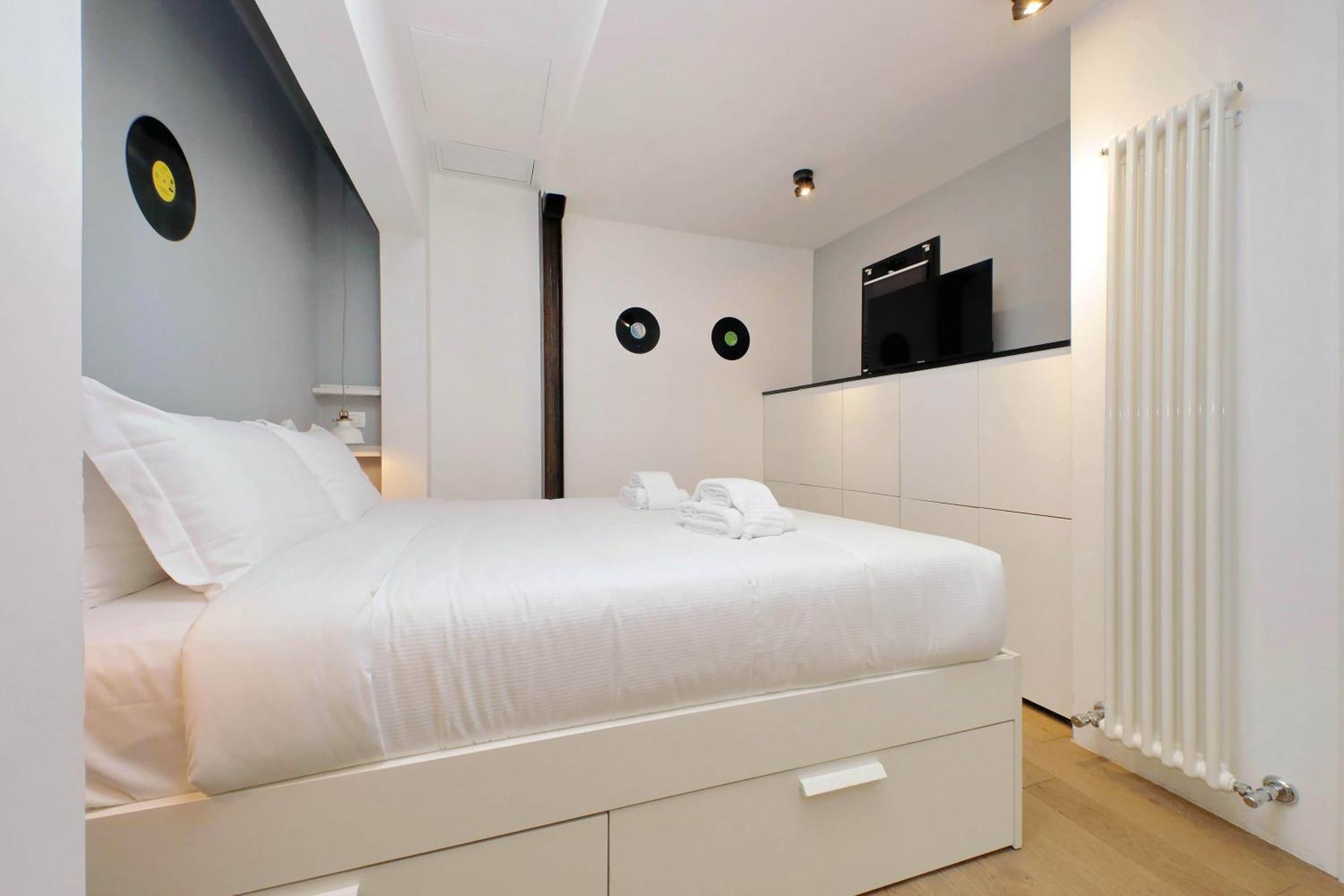 Apartment Homely Loft Beltrami 500 Mt From Piramide
